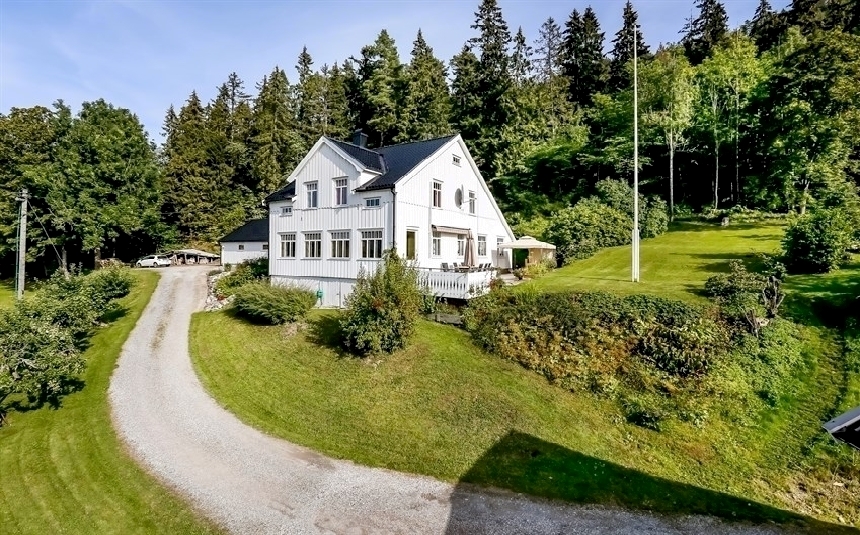Bilde av SYLLING I LIER - Enebolig med låve/småbruk, solrik terrasse og suveren utsikt 